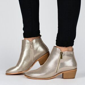 New Journee Collection Rebel Outside Zip Stacked Heel Booties Women’s Sz6.5 Gold